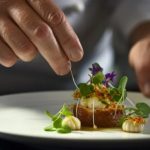 سرآشپزی در حال تزیین غذا