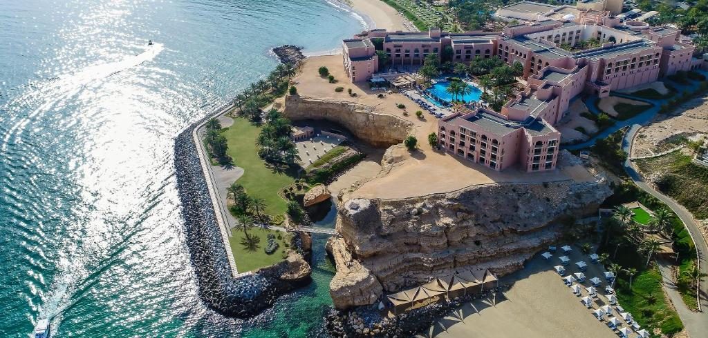 137595980 دورنمای هتل شانگری لا الحصن