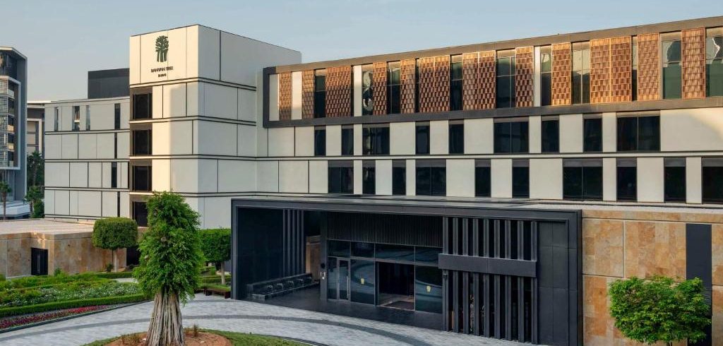 نمایی از ورودی هتل بانیان تری