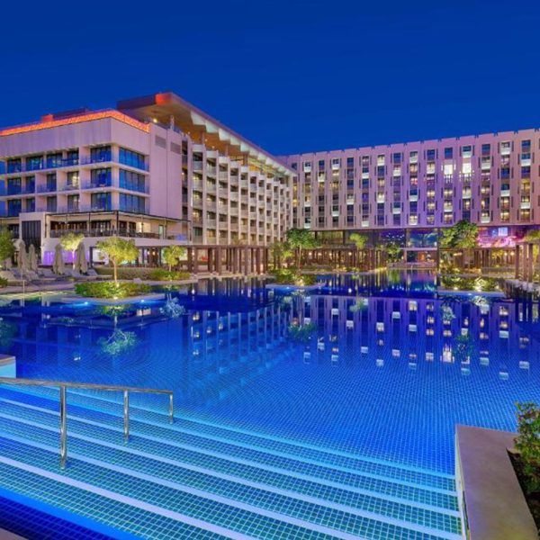 نمای اصلی هتل W مسقط