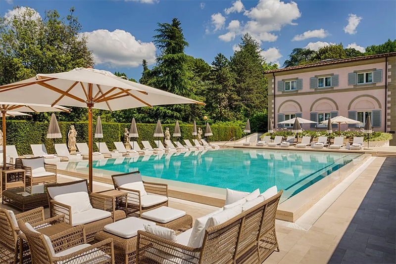 Outside, a large outdoor pool surrounded by a garden with more than 100 types of roses is a perfect antidote to Florence’s summer heat. ALESSANDRO MOGGI 
