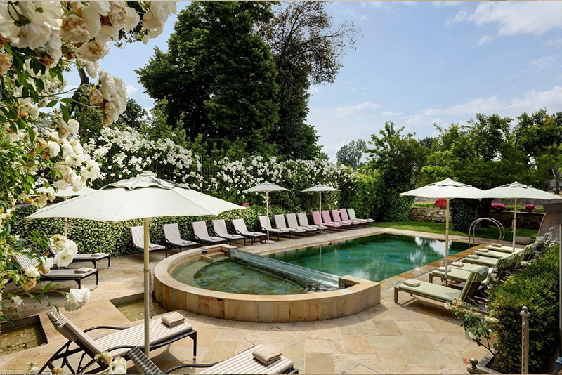 Relax by the outdoor pool, pamper yourself with a massage at the spa, dine at the fabulous on-site restaurant, or borrow a bicycle to cruise around Florence. VILLE SULL'ARNO