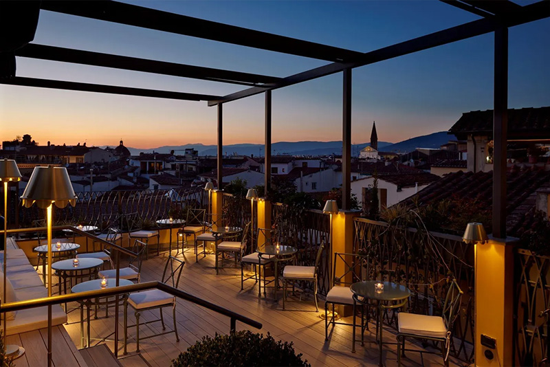 In the summer, enjoy an aperitvo on the Butterfly Terrace, a rooftop bar with panoramic city views. IL TORNABUONI HOTEL