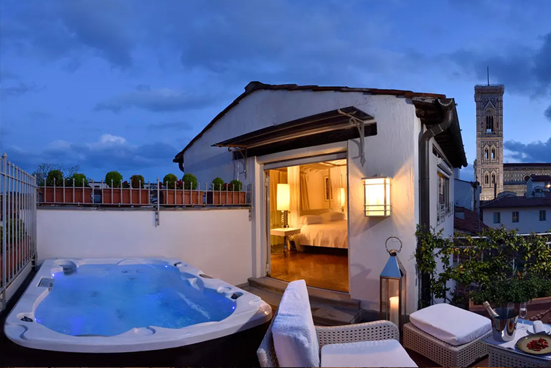 ool suit terrace at Brunelleschi Hotel. ANDREA GETULI